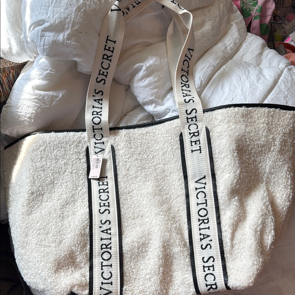 ❤️🤍💙 SALE 🌟🌟 Victoria's Secret Cream and Black Sherpa Tote Bag. BNWT!